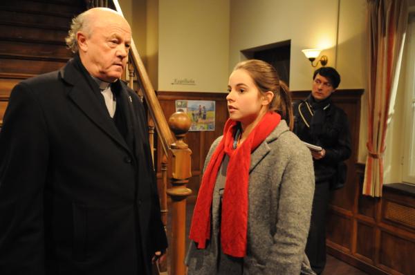 Bild 1 von 7: Pfarrer Kurz und Charlie bemerken anfangs nicht, dass ein Journalist den Brunnerwirt betritt. Von links: Pfarrer Kurz (Hans Stadlbauer) und Charlie Keller (Marie-Claire Schuller).