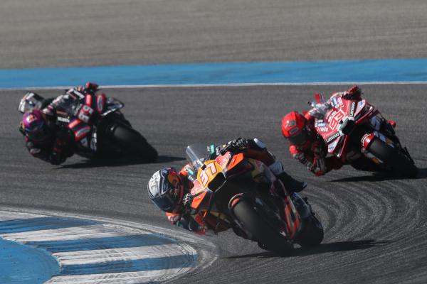 Bild 1 von 1: Pedro Acosta, Marc Marquez, Jorge Martin at MotoGP World Championship Stop 01 on March 1, 2026 in Buriram, Thailand // Gold & Goose / Red Bull Content Pool // SI202603010384 // Usage for editorial use only //