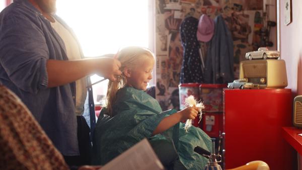 Bild 1 von 4: Vilda (Sofia Sittnikow) wünscht sich Pippi-Langstrumpf-Zöpfe beim Friseur.