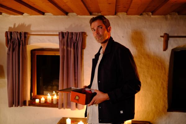 Bild 1 von 7: Ben Linde (René Oltmanns) ist zu weit gegangen und in Julias Wohnung eingedrungen.