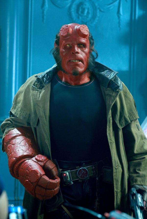 Bild 1 von 20: Nachdem Prinz Nuada Hellboy (Ron Perlman) den Floh ins Ohr gesetzt hat, ganz egal, was er auch immer Gutes tue, die Menschen werden ihn immer für eine böse Kreatur halten, zweifelt der rote Held an sich ...