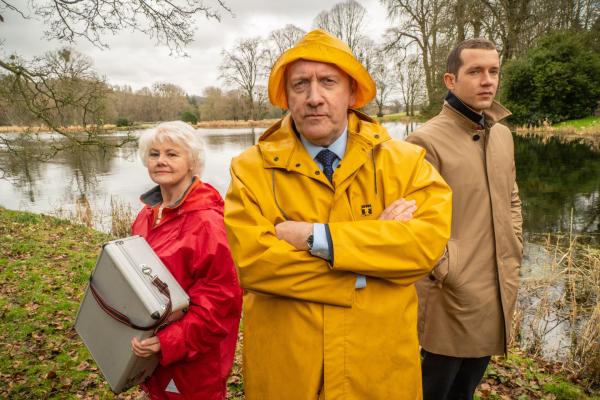 Bild 1 von 11: Es wird ungemütlich für Rechtsmedizinerin Fleur Perkins (Annette Badland, l.), Inspector Barnaby (Neil Dudgeon, M.) und DS Jamie Winter (Nick Hendrix, r.): Ein Unwetter behindert die Ermittlungen in einem Mordfall auf einem auf einer Insel gelegenen Anwesen.