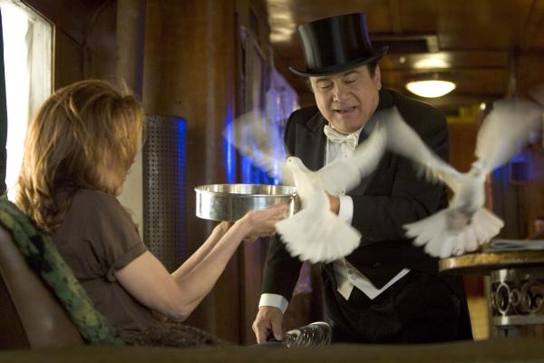 Bild 1 von 9: Ausgerechnet im Spielcasino haben sich die beiden angefreundet: die verzweifelte Ehefrau Carol Carver (Kim Basinger, l.) und der ruhmlose Magier Walter (Danny DeVito, r.) ...