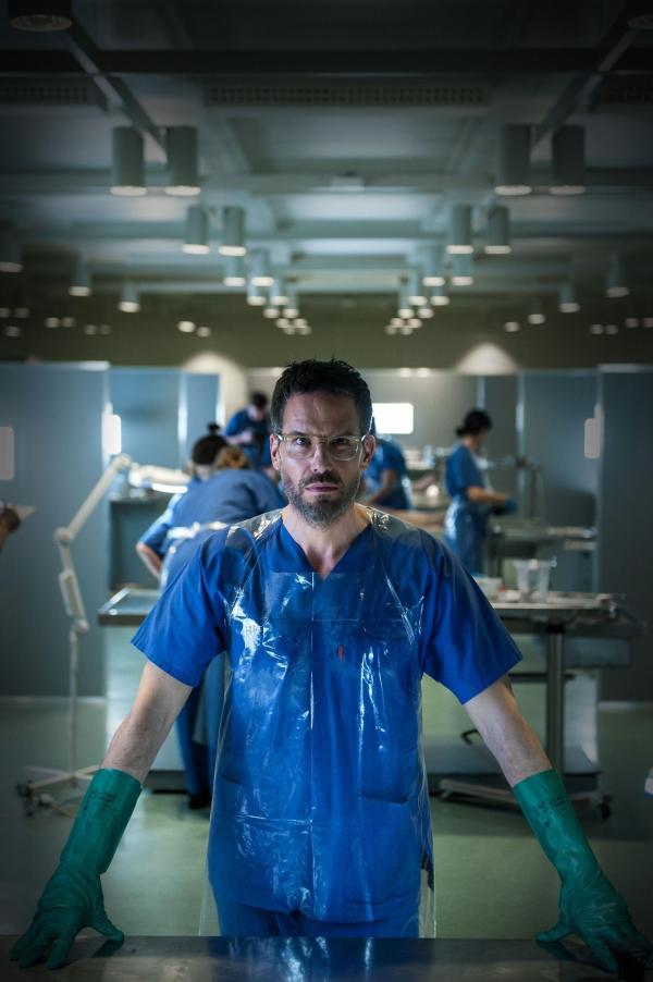 Bild 1 von 6: Dr. Fred Abel (Tim Bergmann)