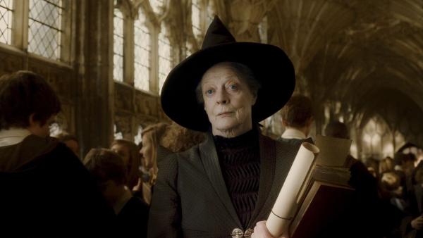 Bild 1 von 15: Maggie Smith as Professor Minerva McConagall wearing pointy witches hat.