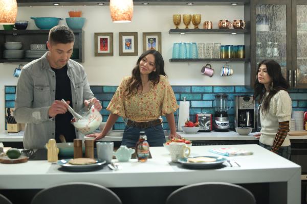 Bild 1 von 3: Tim Bradford (Eric Winter, l.), Lucy Chen (Melissa O'Neil, M.) und Tamara Colins (Dylan Conrique, r.) werden beim Pfannkuchenbacken plötzlich von einem unangekündigten Besuch gestört.