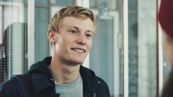 Bild 1 von 2: Lasse (Albert Rosin Harson) möchte Tinka bei der Suche nach ihren Verwandten in der Menschenwelt helfen.