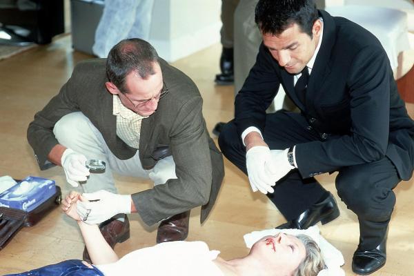 Bild 1 von 2: Im Bild: Buchner (Tim Wilde, li.) und Toprak (Erol Sander) untersuchen die Leiche von Gisela Reuter (Alexandra Prusa).