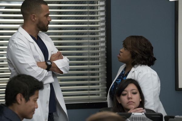 Bild 1 von 14: Auf Jackson (Jesse Williams, l.), Miranda (Chandra Wilson, r.) und die anderen Ärzte warten besonders komplizierte Arbeitstage, als die Datenbank mit allen wichtigen Patienteninformation auf Grund eines Hackerangriffs ausfällt ...