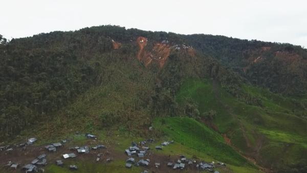 Bild 1 von 4: Unterhalb des Abbaugebietes liegt eine Zeltstadt. Geübte Minenarbeiter schaffen den Aufstieg zu den Stollen in nur einer Stunde.