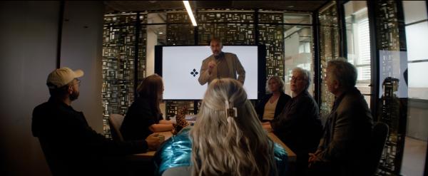 Bild 1 von 2: Selina (Elli Rhiannon Müller Osborne, M.) sitzt bei einem Meeting in einem Verlag. Sie möchte eine Biografie über sich schreiben und plant mit dem anwesenden Team die Vorgehensweise.