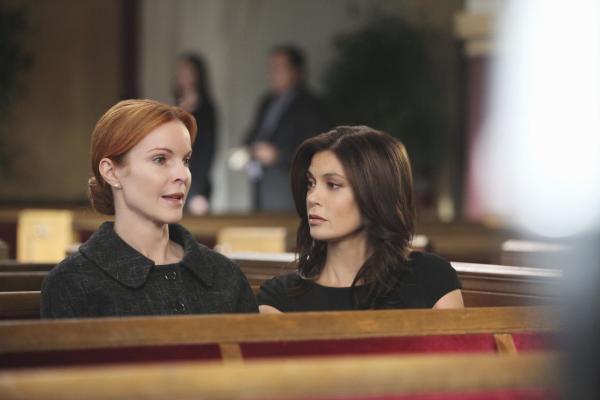 Bild 1 von 41: Bei einem schrecklichen Unglück am Weihnachtstag hat Karl sein Leben verloren. Bree (Marcia Cross, l.) und Susan (Teri Hatcher, r.) müssen nun Abschied nehmen ...