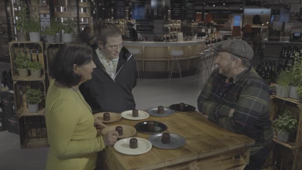 Bild 1 von 4: Altbewährter Markenklassiker oder billige Alternative vom Discounter? Sebastian Lege lässt seine Probanden Schokoküsse verkosten. Schmecken sie einen Unterschied?