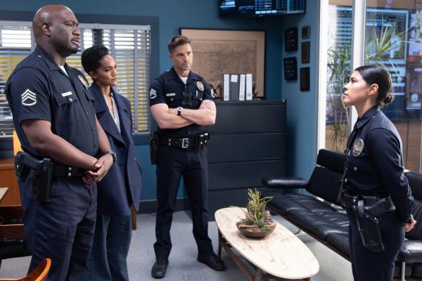 Bild 1 von 3: Officer Grey (Richard T. Jones, l.), Officer Harper (Mekia Cox, 2.v.l.) und Officer Bradford (Eric Winter, 2.v.r.) halten Celina (Lisseth Chavez, r.) eine eindringliche Standpauke, nachdem sie eigenmächtig einen Informanten aufgesucht hat - wird ihr riskantes Handeln Konsequenzen nach sich ziehen?