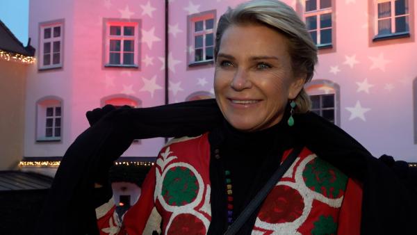 Bild 1 von 7: Stephanie Gräfin von Pfuel auf dem Weihnachtsmarkt von Schloss Tüßling.