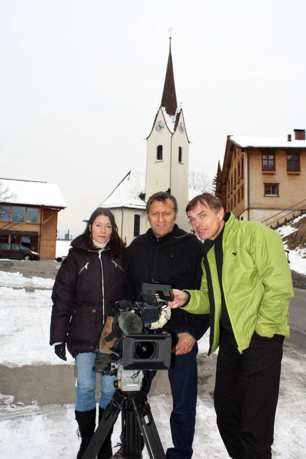 Bild 1 von 9: Im Bild: Sabine Zink, Kameramann Tone Matis und Gerhard Jelinek beim Dreh in Blons.