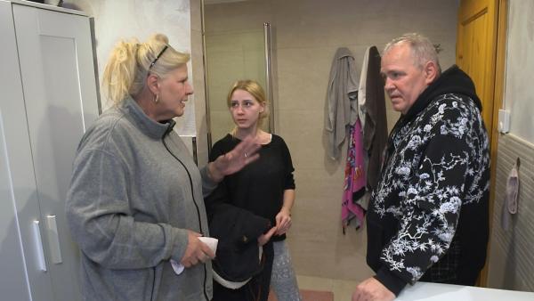 Bild 1 von 3: Angekommen in Deutschland erwartet die Wollnys eine Baustelle. Ein undichtes Rohr im Badezimmer von Silvia und Harald führte zu einem Wasserschaden. Jetzt muss sich die Familie ein Badezimmer teilen.