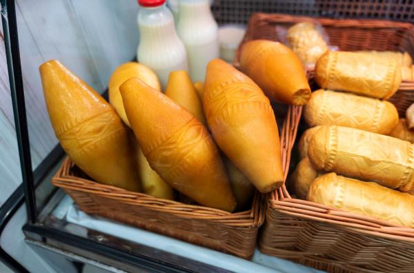 Bild 1 von 3: Zwischen den Ständen des Stary Kleparz versteckt sich geräucherter Schafskäse - von Hand geformt, gesalzen und gereift. Er erzählt mit jedem Bissen die Geschichte der Traditionen aus Polens Hochland.