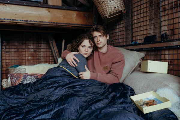 Bild 1 von 16: Obwohl es für den todkranken Tim Maier (Paul Sundheim) lebensgefährlich ist, trifft er sich heimlich mit der abenteuerlustigen Leonie Fuchs (Alice Prosser).