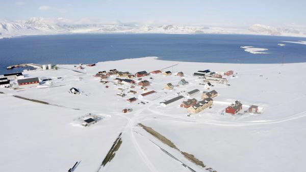 Bild 1 von 11: Ny-Ålesund ist quasi funkstill, in einem Radius von 20 Kilometern. WLAN und Bluetooth auf dem Smartphone, Laptops oder anderen digitalen Geräten müssen ausschaltet werden, um Störungen bei der laufenden Forschung zu vermeiden.