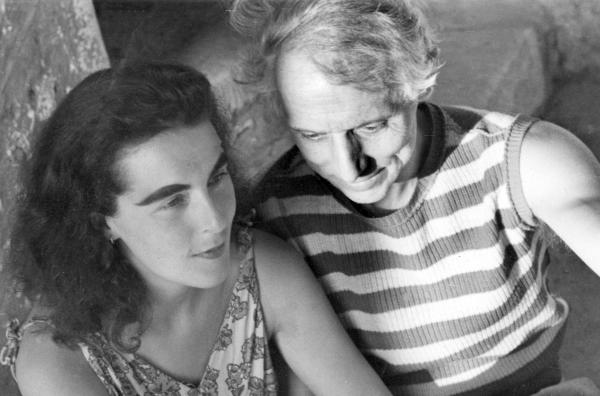 Bild 1 von 3: Max Ernst mit seiner Geliebten Leonora Carrington (1939), kurz vor seiner Internierung in Frankreich