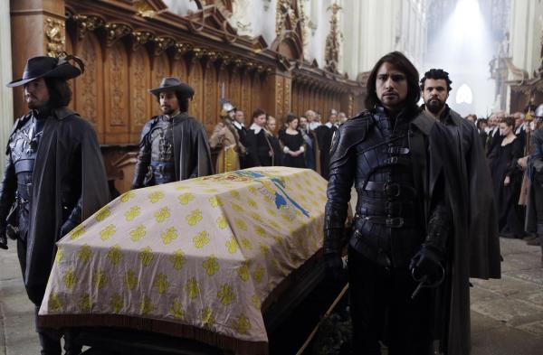 Bild 1 von 9: (v.l.n.r.) Athos (Tom Burke); Aramis (Santiago Cabrera); D'Artagnan (Luke Pasqualino); Porthos (Howard Charles)