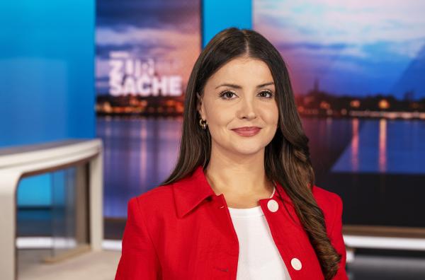 Bild 1 von 3: Das landespolitische Magazin, donnerstags um 20:15 Uhr im SWR Fernsehen Rheinland-Pfalz. Moderatorin Luisa Szabo.