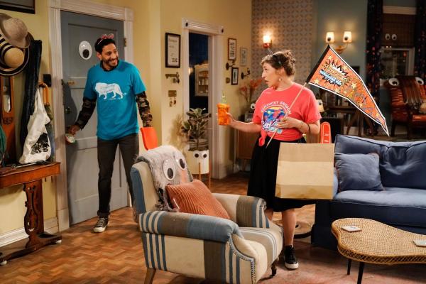 Bild 1 von 3: Oscar (Christopher Rivas, l.); Kat (Mayim Bialik, r.)