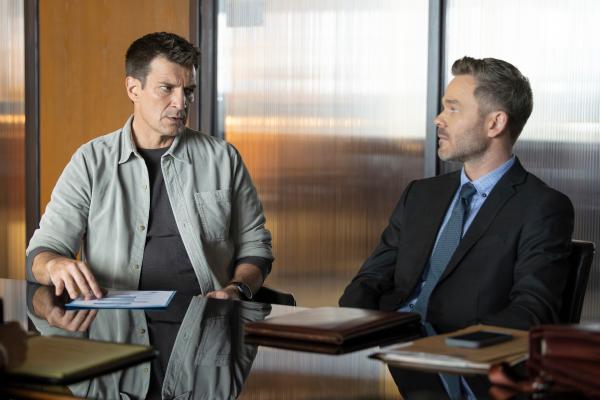 Bild 1 von 3: Staatsanwalt Wesley (Shawn Ashmore, r.) versucht mit allen Mitteln, die Klage, die Oscar Hutchinson gegen Officer Nolan (Nathan Fillion, l.) erhoben hat, abzuweisen. Jetzt liegt es an Nolan, die richtige Aussage zu machen, um das Gericht zu überzeugen.