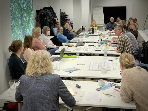 Bild 1 von 2: Die große Runde tagt im Dienst eines kleinen Tieres: Die Soko Gartenschläfer.