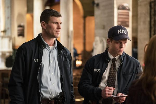 Bild 1 von 17: Special Agent Leroy Jethro Gibbs (Austin Stowell, l.); Special Agent Bernard Randolf (Caleb Foote, r.)