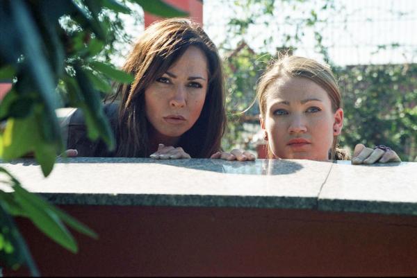 Bild 1 von 10: Charlotte (Simone Thomalla, l.) und Sophie (Lisa Maria Potthoff, r.) gelingt die Flucht. Sie schleichen sich in Charlottes Haus und erwischen Thomas in flagranti mit seiner Sekretärin ...