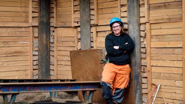 Bild 1 von 4: Auch Menschen mit Beeinträchtigungen können arbeiten - das beweist Delia jeden Tag im Tiefbau.