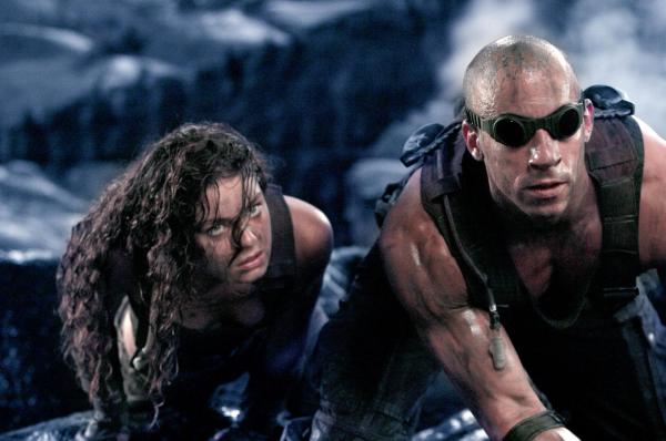Bild 1 von 19: Noch immer nimmt Kyra (Alexa Davalos, l.) Riddick (Vin Diesel, r.) sein plötzliches Verschwinden übel. Die beiden haben jedoch keine Zeit, darüber zu reden, denn die Necromonger sind ihnen dicht auf den Fersen ...