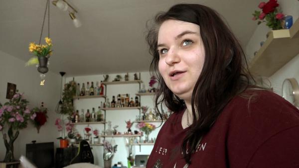 Bild 1 von 2: Nicole (24) hat an einem Einstufungstest teilgenommen und bestanden. Damit kann sie auf einer Volkshochschule ihre Berufsreife erlangen und ihre Karriere vorantreiben.