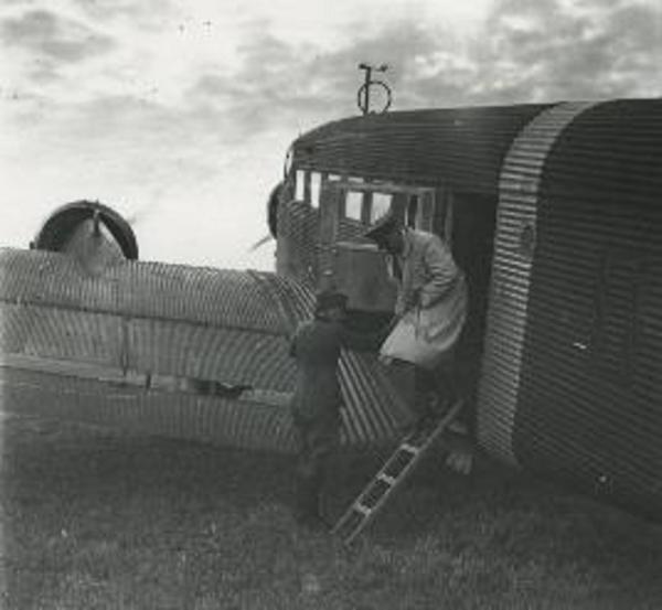 Bild 1 von 3: Um möglichst viele Termine zu schaffen, nutzt Hitler im Wahlkampf ein damals noch junges Fortbewegungsmittel: das Flugzeug.