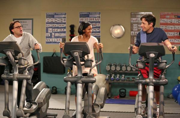 Bild 1 von 10: Leonard (Johnny Galecki, l.) und Kripke (John Ross Bowie, r.) versuchen bei Janine Davis (Regina King, M.) alles, damit sie eine Festanstellung an der Universität bekommen ...