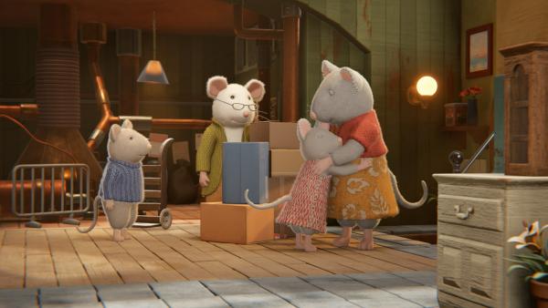 Bild 1 von 2: Julia (2. von rechts) ist so froh, als sie hört, dass sie und ihre Mutter (rechts) nicht wegziehen aus dem Mäusehaus. Auch Sam (links) und Herr Hurtig (2. von links) hätten das traurig gefunden.© ZDF/Cielo Films/Caribara Production/SuperswissRed/M.A.R.K.13/ZDF Studios GmbH - Honorarfreie Verwendung gemäß AGB im redaktionellen Zusammenhang mit genannter Sendung bei Nennung \