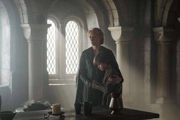 Bild 1 von 11: Im Bild: Erzsébet (Vivien Rujder) und ihr jüngerer Sohn Matyas (Sámuel Siffel) trauern um den verstorbenen Hunyadi.