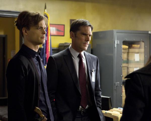 Bild 1 von 17: Während das BAU-Team um Hotch (Thomas Gibson, r.) und Reid (Matthew Gray Gubler, l.) nach einem selbsternannten Rächer in Cleveland fahndet, macht sich Rossi Sorgen um seinen früheren Sergeant bei den Marines ...