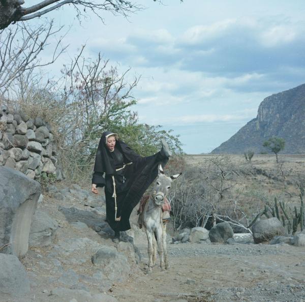 Bild 1 von 11: Die Prostituierte Sara (Shirley MacLaine) will für die Unabhängigkeit der Mexikaner kämpfen und begibt sich, als Nonne verkleidet, auf eine abenteuerliche Reise ...