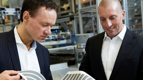Bild 1 von 17: Zur neuesten Generation der PV-Technologie gehören die sogenannten farbstoffsensibilisierten Solarzellen (DSSC). Henrik Lindström (l.) und Giovanni Fili (r.)