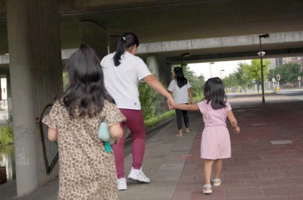 Bild 1 von 3: Janet (Name geändert) lebt seit mehr als 17 Jahren ohne Aufenthaltstitel in den Niederlanden. Gemeinsam mit ihrem Mann zieht sie drei Kinder groß, die zwar im Land geboren wurden, aber ebenfalls ohne gesicherten Status leben.