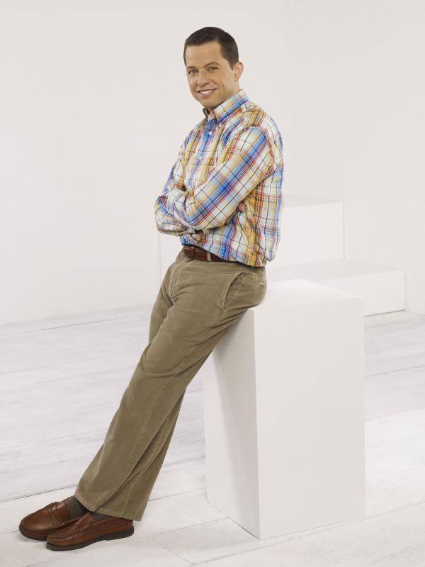 Bild 1 von 14: (6. Staffel) - Tollpatschig, schüchtern, hat gerne alles unter Kontrolle, und sein Erfolg bei Frauen lässt auch sehr zu wünschen übrig: Alan Harper (Jon Cryer) ...