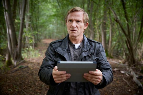 Bild 1 von 8: Um sich im Wald zu orientieren, vertraut Overbeck (Roland Jankowsky) voll auf die Ansagen seines Navigationsgerätes.