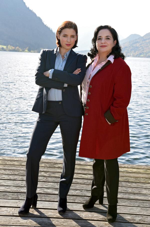 Bild 1 von 5: Ein starkes Duo: die Anwältinnen Dr. Therese Schwarz (Martina Ebm) und Paula Dennstein (Maria Happel).