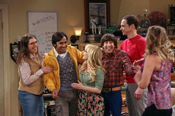 Bild 1 von 30: Bernadette (Melissa Rauch, 3.v.l.), Howard (Simon Helberg, 2.v.r.), Amy (Mayim Bialik, l.), Sheldon (Jim Parsons, 2.v.r.) und Raj (Kunal Nayyar, 2.v.l.) freuen sich für Leonard und Penny (Kaley Cuoco, r.), die ihnen gerade mitgeteilt haben, dass sie verlobt sind ...