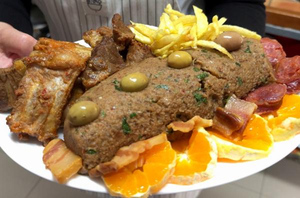 Bild 1 von 2: Iberisches Schwein aus dem Alentejo: Porco preto mit Migas