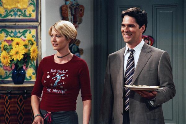 Bild 1 von 3: Irrtümlicherweise ist Dharmas und Gregs Telefonnummer in einem englischen Reiseführer als die einer Pension in San Francisco angegeben. Prompt steht auch schon bald ein älteres Ehepaar - Mr. und Mrs. Cooper - vor der Tür und begehrt Unterkunft. Als schließlich Dharma die beiden bei sich aufnimmt und in ihrer Rolle als Pensionswirtin völlig aufgeht, ist Greg von dieser Idee überhaupt nicht begeistert. Er will die ungeliebten Gäste so schnell wie möglich wieder loswerden.