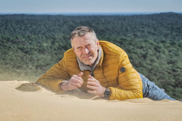 Bild 1 von 8: Dirk Steffens im fliegenden Sand auf der Dune du Pilat, der höchsten Wanderdüne Europas in Frankreich.